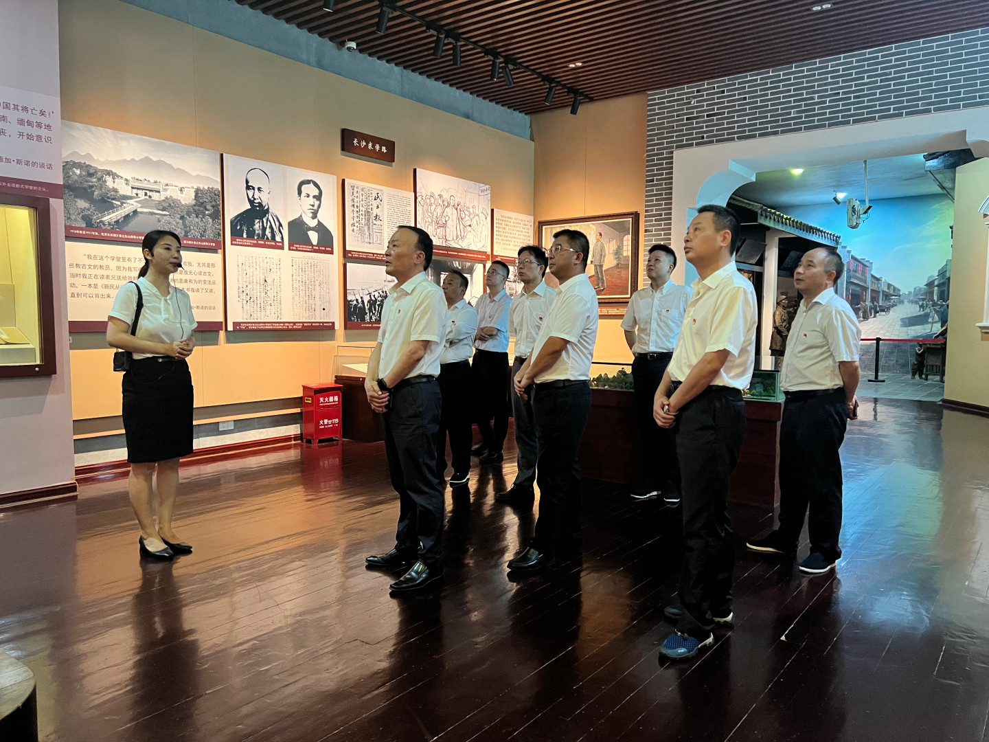 华体买球党委理论学习中心组开展第7次集体学习暨“不忘初心、牢记使命”主题党日活动